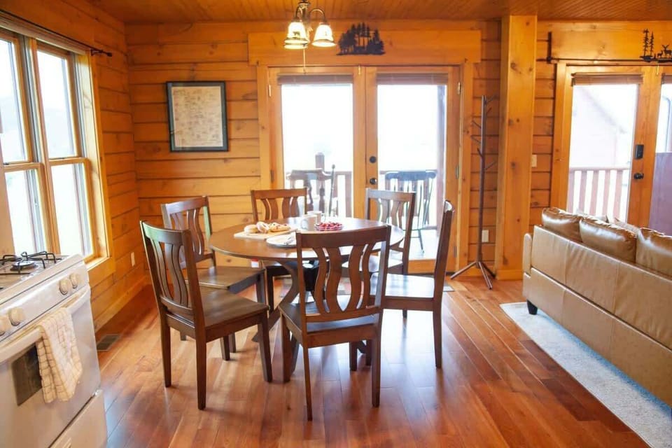 Dining Area – Host group dinners or morning pancakes at this spacious table.