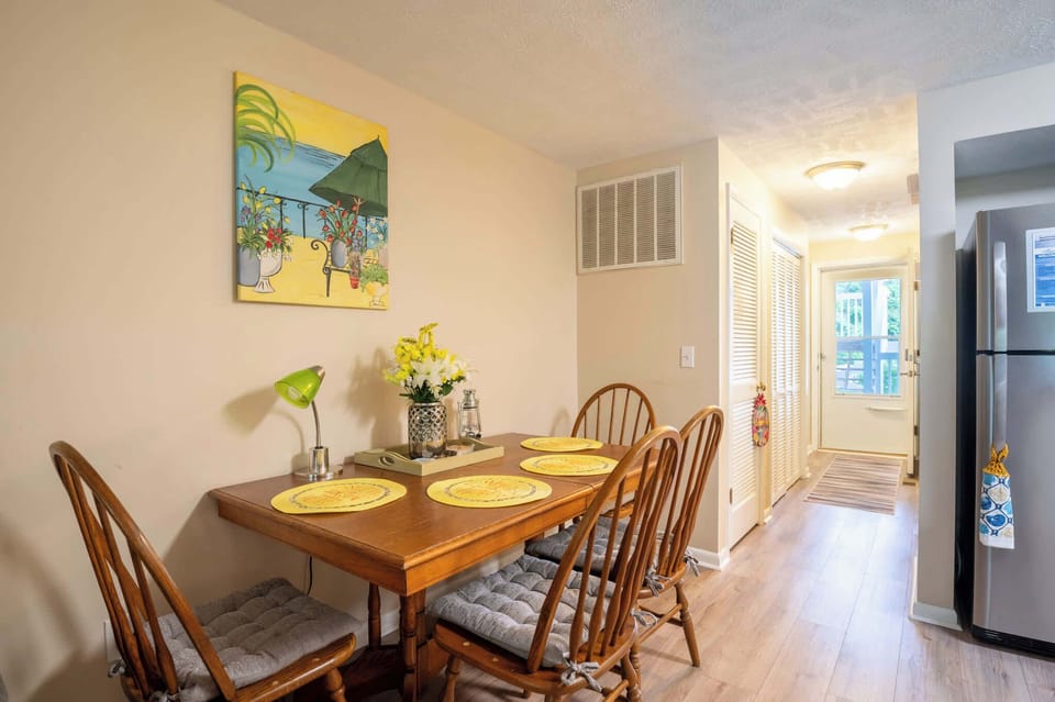 Dining Area Seats 4