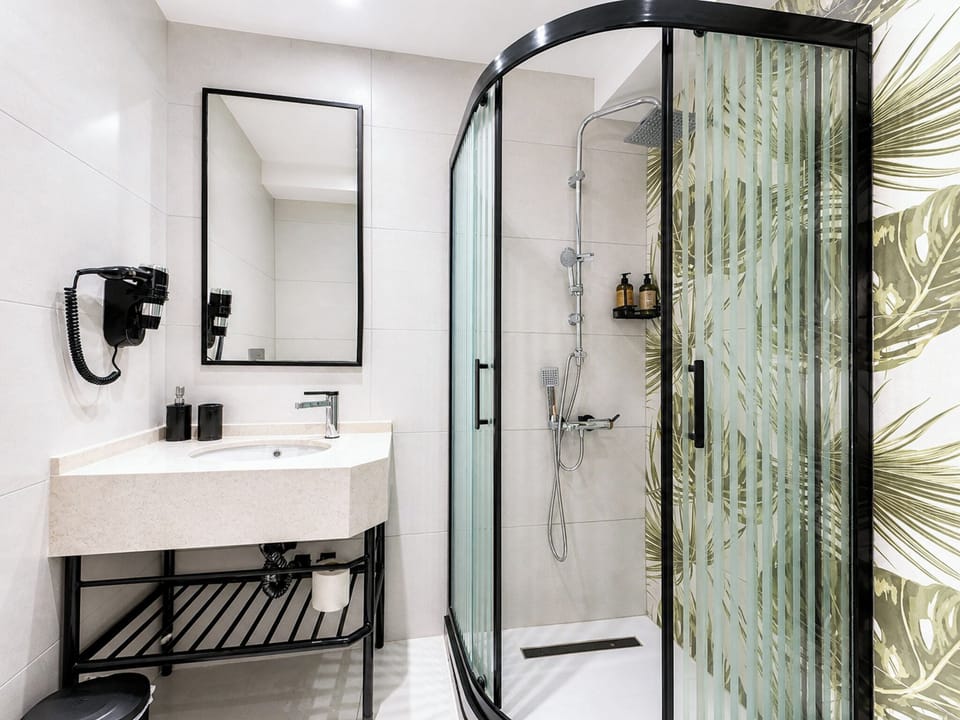 Deluxe Suite, Multiple Bedrooms, Balcony | Premium bedding, pillowtop beds, minibar, in-room safe