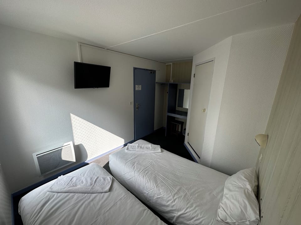Basic Room, 2 Twin Beds | Desk, laptop workspace, free WiFi, bed sheets