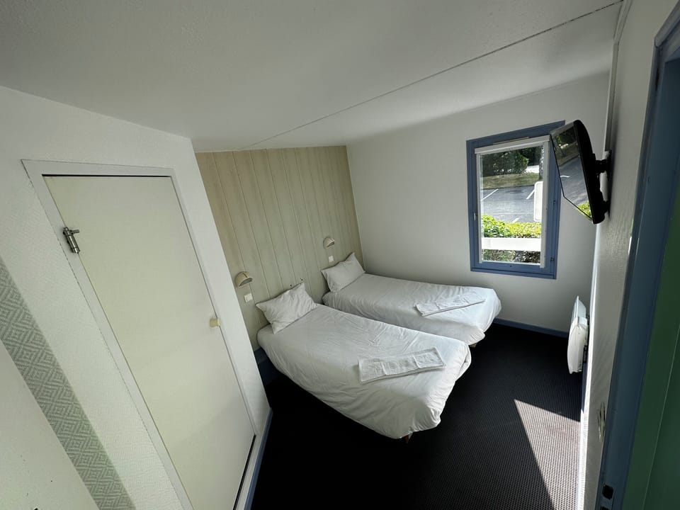Basic Room, 2 Twin Beds | Desk, laptop workspace, free WiFi, bed sheets