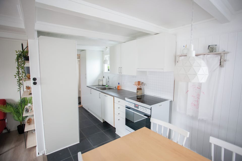 House | Private kitchen | Coffee/tea maker, full-size fridge, microwave, oven
