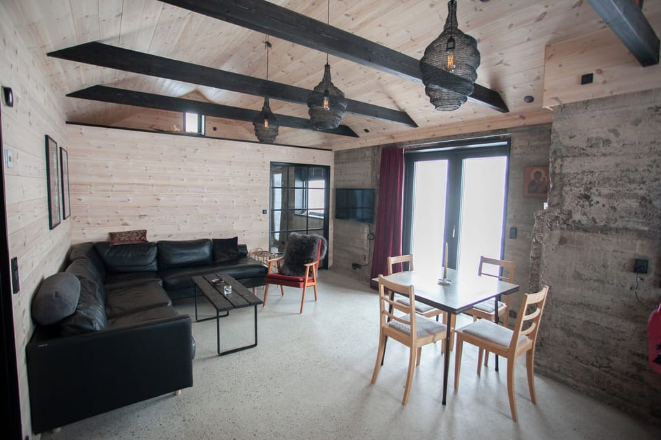 House | Living room | 30-inch flat-screen TV with satellite channels, heated floors