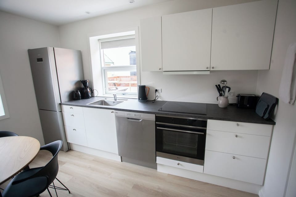 Apartment | Private kitchen | Coffee/tea maker, full-size fridge, microwave, oven