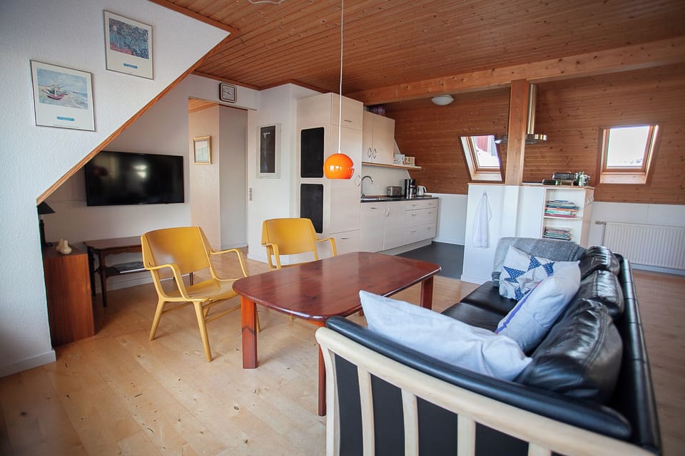 Apartment | Living room | 40-inch flat-screen TV with cable channels