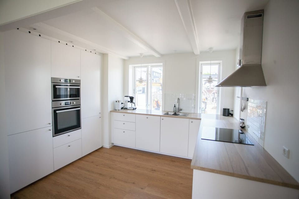House | Private kitchen | Coffee/tea maker, full-size fridge, microwave, oven