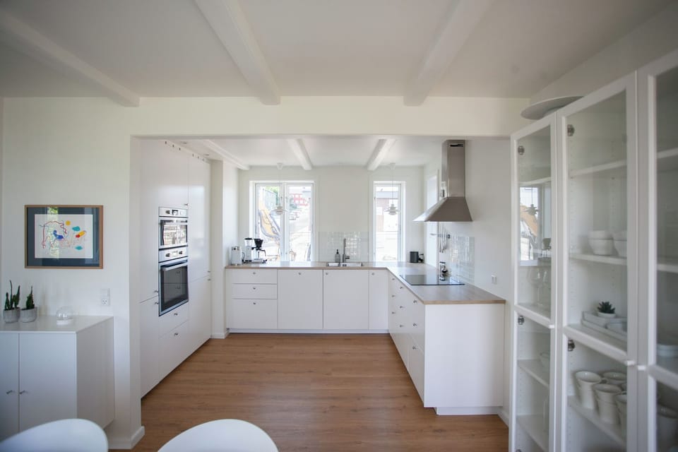 House | Private kitchen | Coffee/tea maker, full-size fridge, microwave, oven