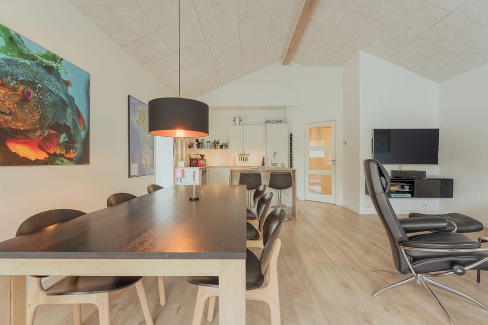 Panoramic House | Living area | 55-inch flat-screen TV with digital channels, Netflix, heated floors