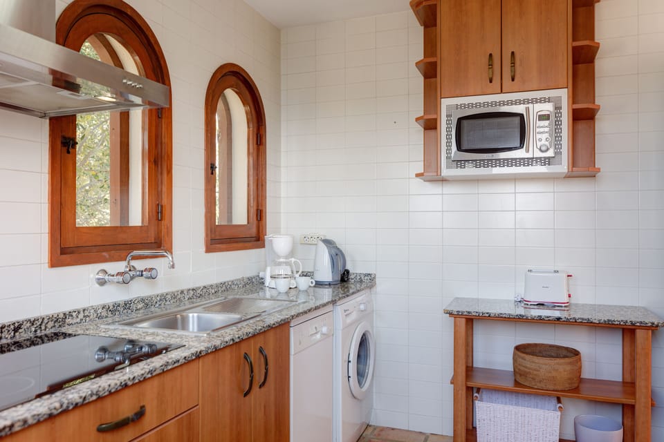 Villa | Private kitchen | Full-size fridge, microwave, oven, stovetop