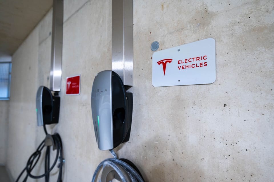 Electric vehicle charging station