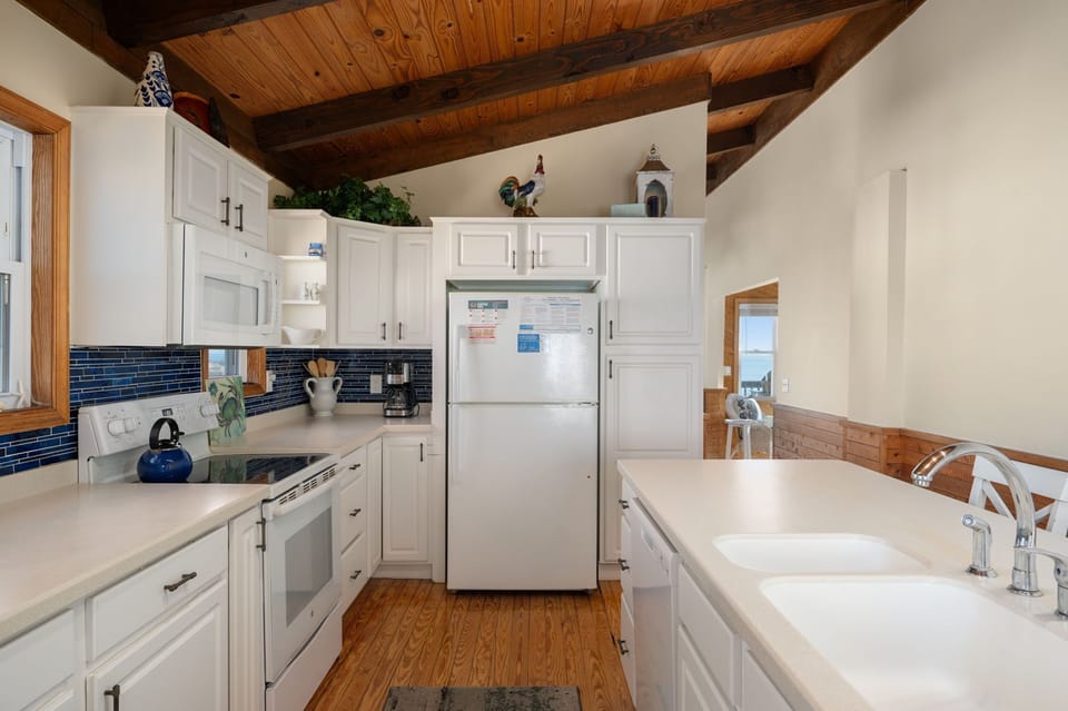 SNH325: Moonshadow | TL Kitchen Area - Island Seating for 3