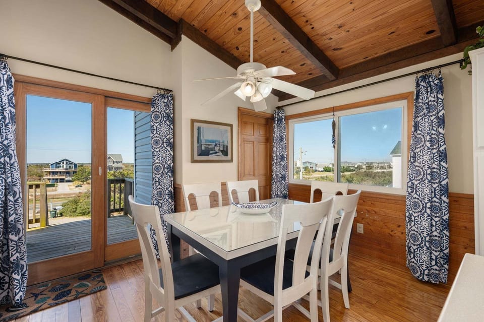 SNH325: Moonshadow | TL Dining Area- Seating for 6, Deck Access