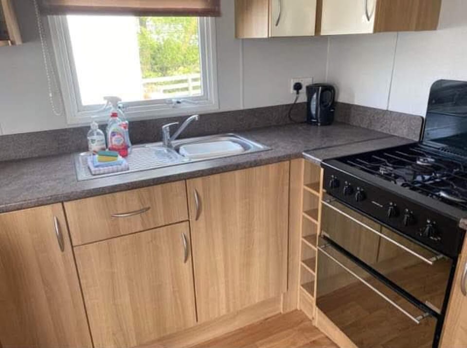 Chalet | Private kitchen | Fridge, microwave, oven, stovetop