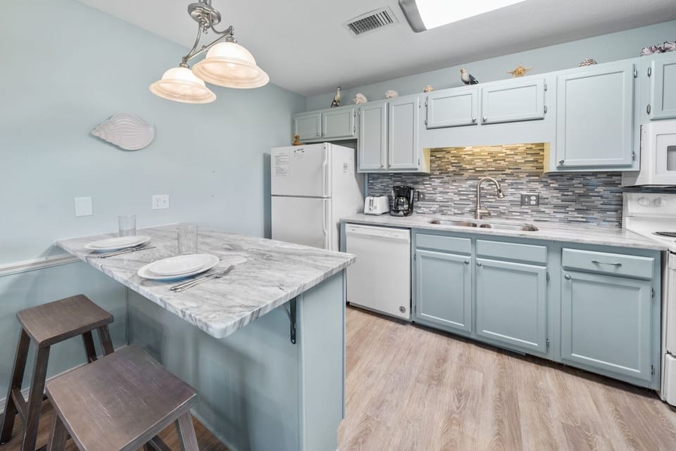 Condo, 1 Bedroom | Private kitchen | Fridge, oven, coffee/tea maker, toaster