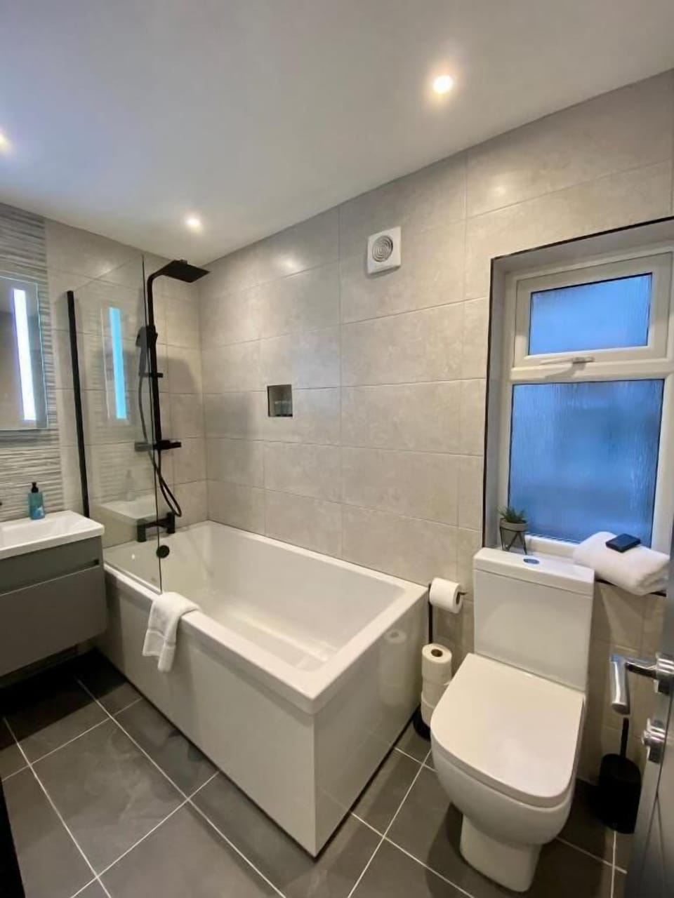 Apartment | Bathroom | Rainfall showerhead, free toiletries, hair dryer, towels