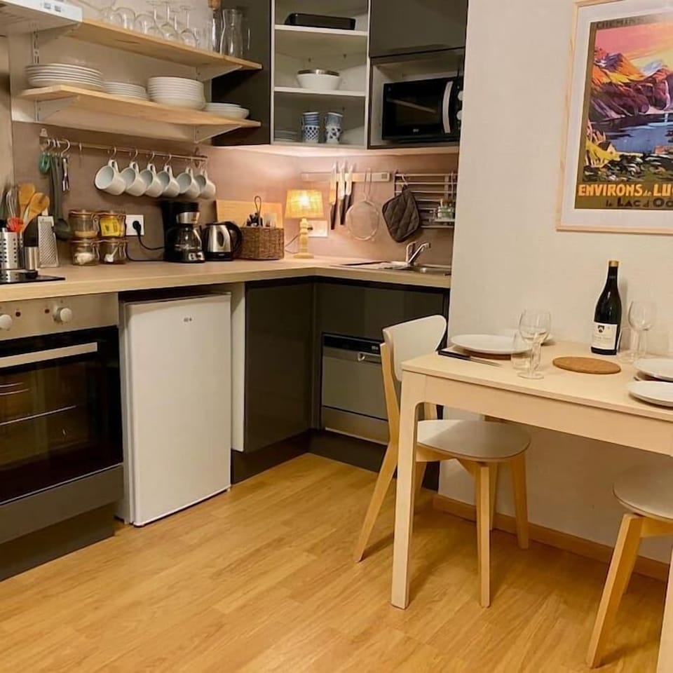 Fully Equiped kitchen - (oven , hob, dishwasher microwave , fridge)