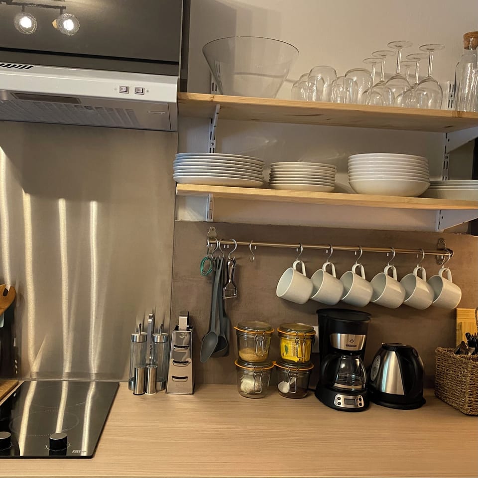 Kitchen appliances - coffee maker, kettle, Coffee, tea, oil, vinegar, salt and pepper provided 