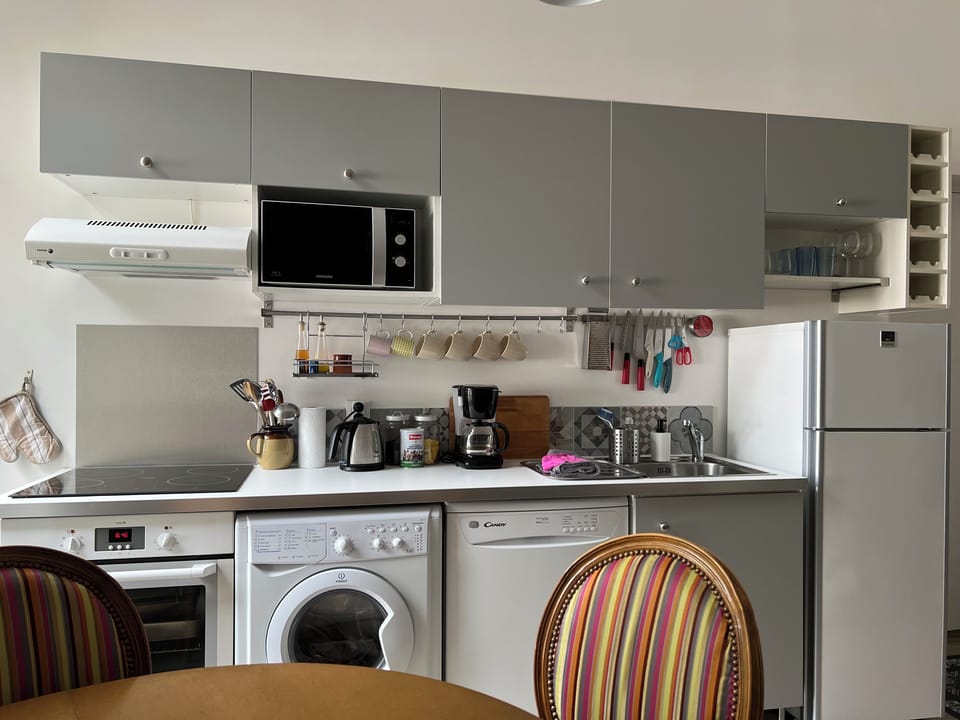 kitchen showing all appliances