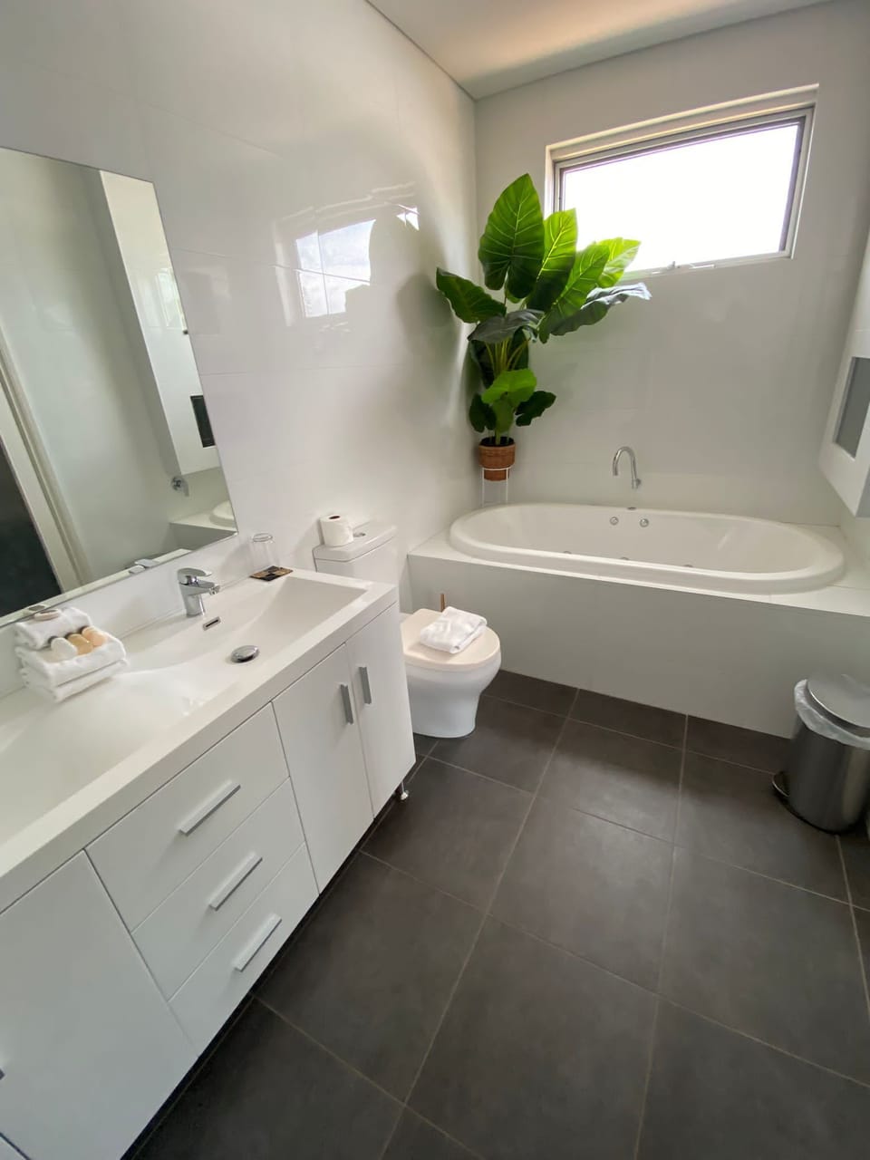 Deluxe Room, 1 King Bed, Non Smoking, Jetted Tub | Bathroom | Shower, free toiletries, hair dryer, towels