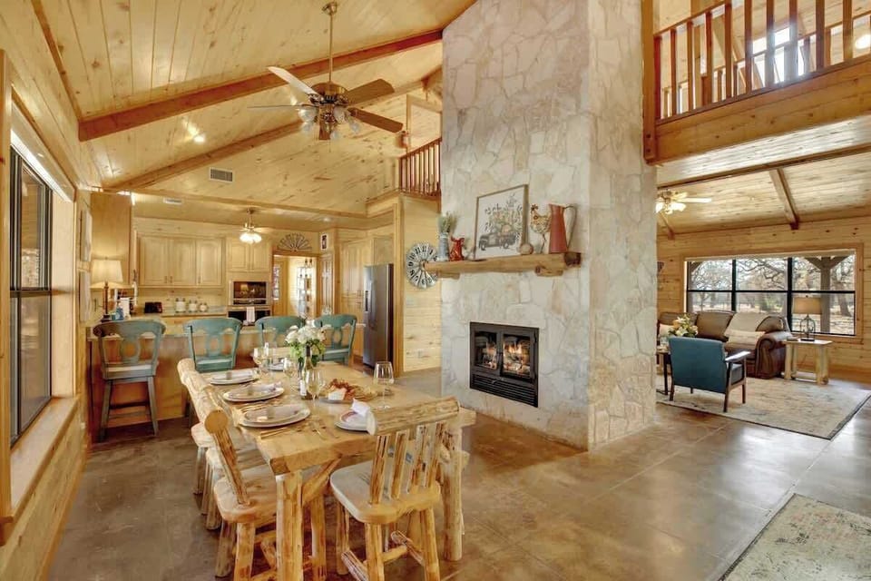 House, Multiple Beds, Hot Tub (157 Emil Eberle Rd) | Dining