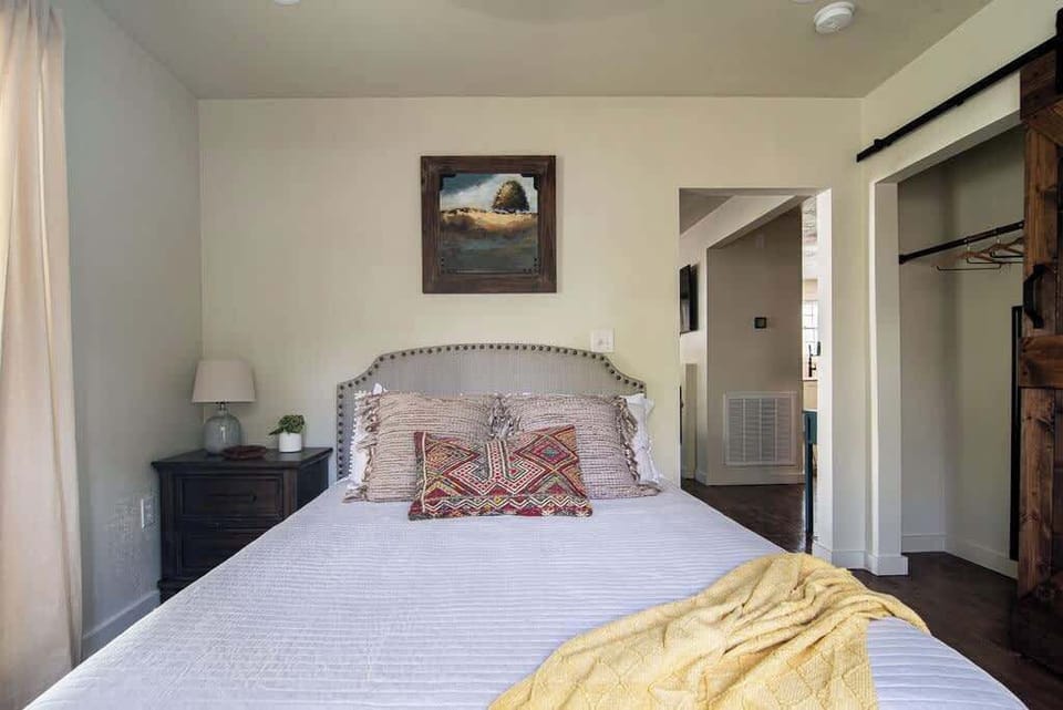 House, Multiple Beds, Hot Tub, Garden View (305 S Crockett St) | 3 bedrooms, individually decorated, individually furnished, bed sheets