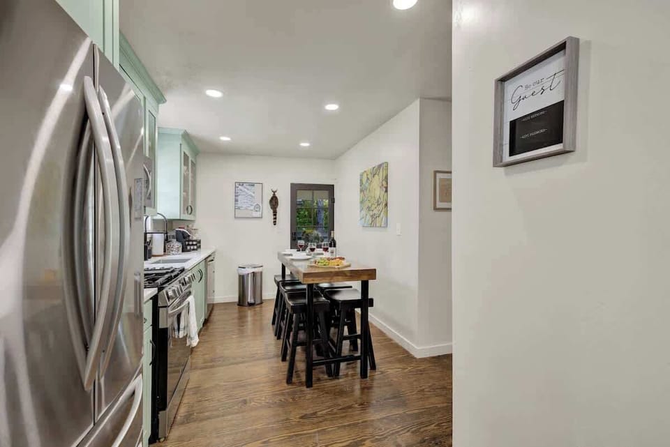 House, Multiple Beds, Hot Tub, Garden View (305 S Crockett St) | Private kitchen | Coffee/tea maker