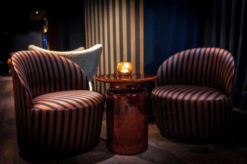 2 bars/lounges