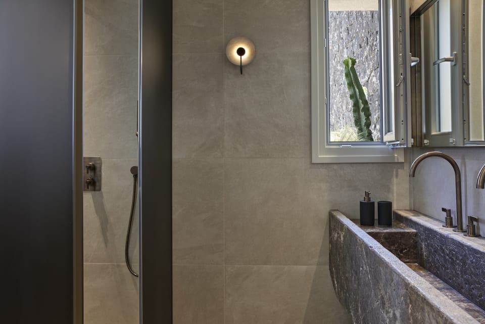 Premium room with Outdoor Hot Tub | Bathroom | Shower, hydromassage showerhead, designer toiletries, hair dryer