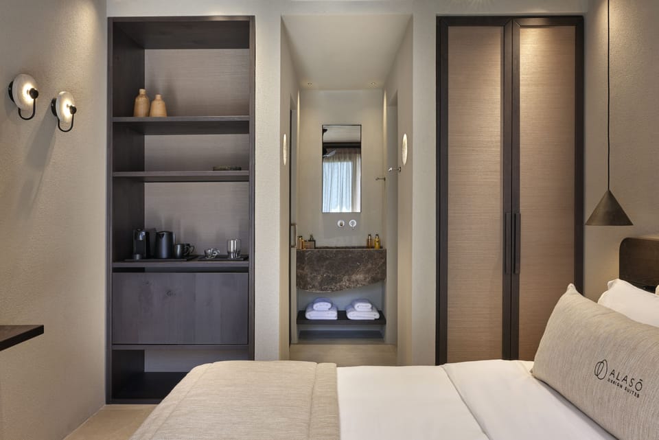 Executive Room with Outdoor Hot Tub | In-room safe, blackout drapes, soundproofing, iron/ironing board