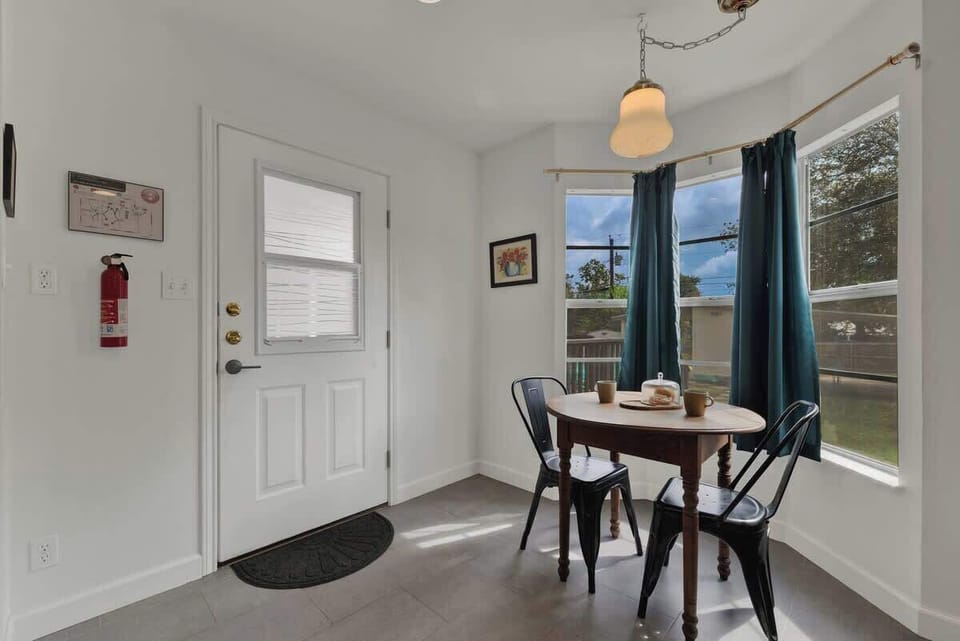 House, Multiple Beds, Patio (309 Glenmoor Dr) | Dining