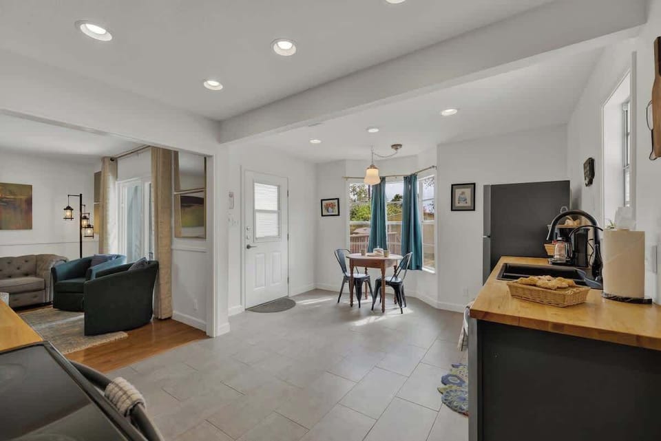 House, Multiple Beds, Patio (309 Glenmoor Dr) | Living area
