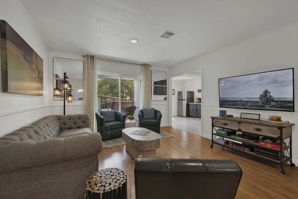 House, Multiple Beds, Patio (309 Glenmoor Dr) | Living area