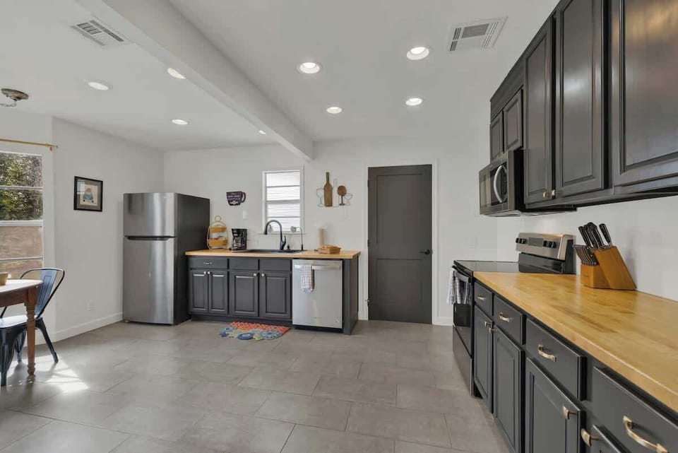 House, Multiple Beds, Patio (309 Glenmoor Dr) | Private kitchen | Coffee/tea maker, electric kettle