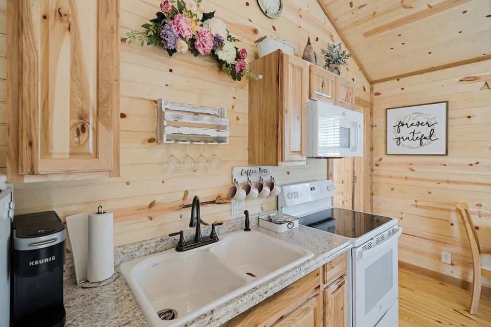 Cabin, 1 King Bed, Kitchen (411 E Main St #3) | Private kitchen | Coffee/tea maker, electric kettle