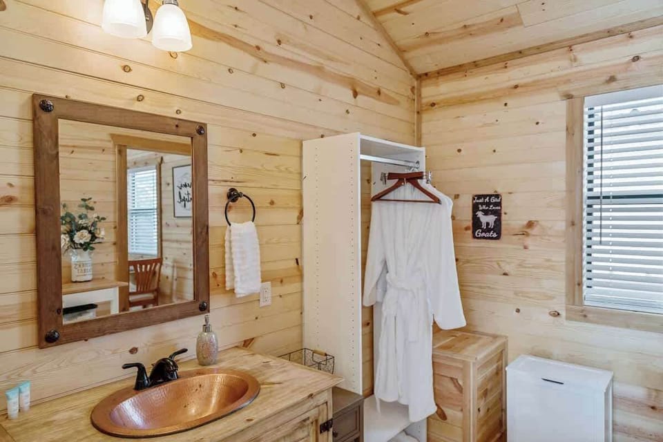 Cabin, 1 King Bed, Kitchen (411 E Main St #3) | Bathroom | Towels