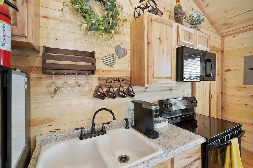 Cabin, 1 King Bed, Kitchen (411 E Main St #4) | Private kitchen | Coffee/tea maker, electric kettle