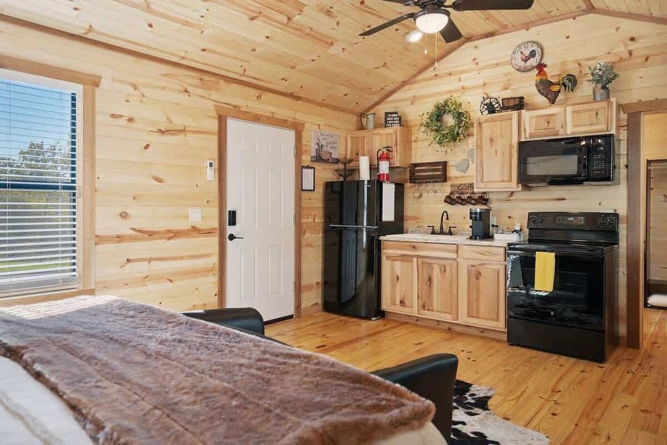Cabin, 1 King Bed, Kitchen (411 E Main St #4) | Private kitchen | Coffee/tea maker, electric kettle