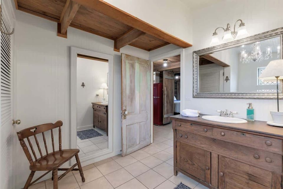 Gorgeous Barn Cabin 10min From Main St! Cabin in Fredericksburg