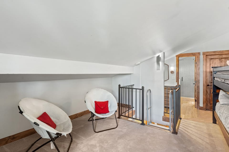 Large room, 2 chairs.