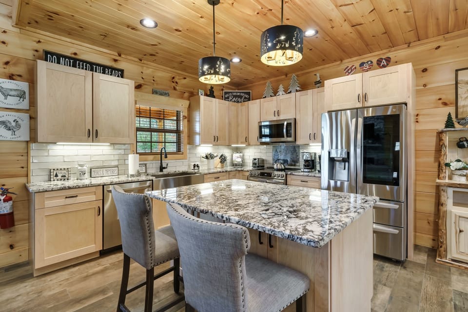 Cabin, Multiple Beds, Hot Tub | Private kitchen | Fridge, microwave, oven, stovetop
