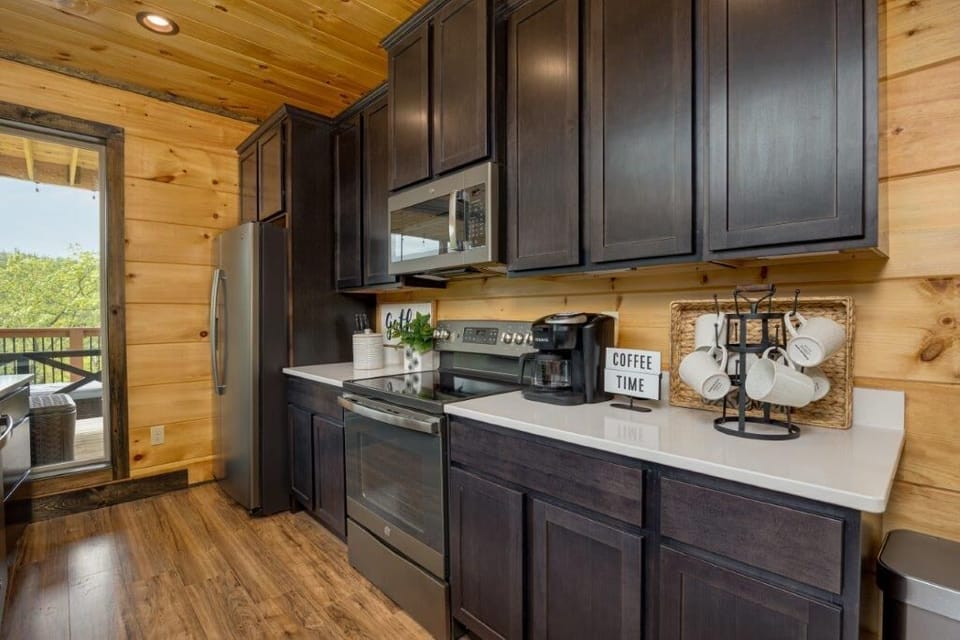 Cabin, Multiple Beds, Hot Tub | Private kitchen | Fridge, microwave, oven, stovetop