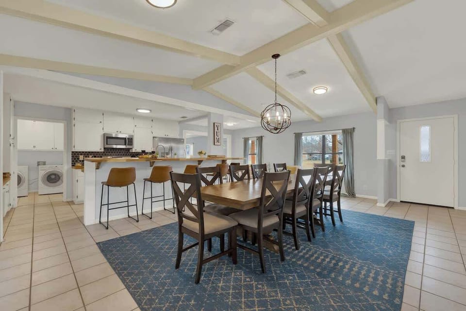 House, Multiple Beds, Pool Access (217 W. Driftwood) | Dining