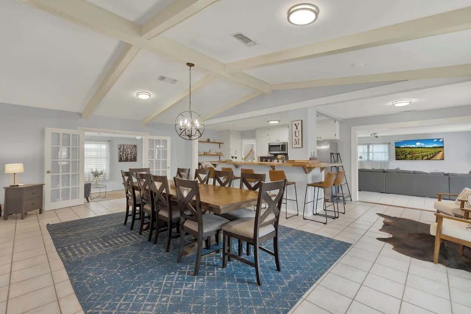 House, Multiple Beds, Pool Access (217 W. Driftwood) | Dining