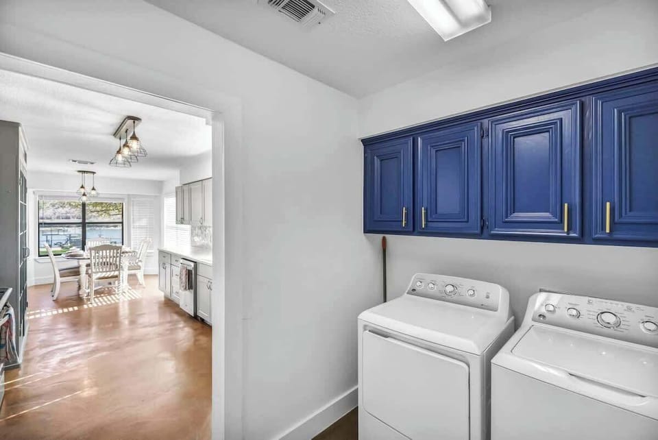 House, Multiple Beds, Patio (1305 Lakeshore Dr) | Interior