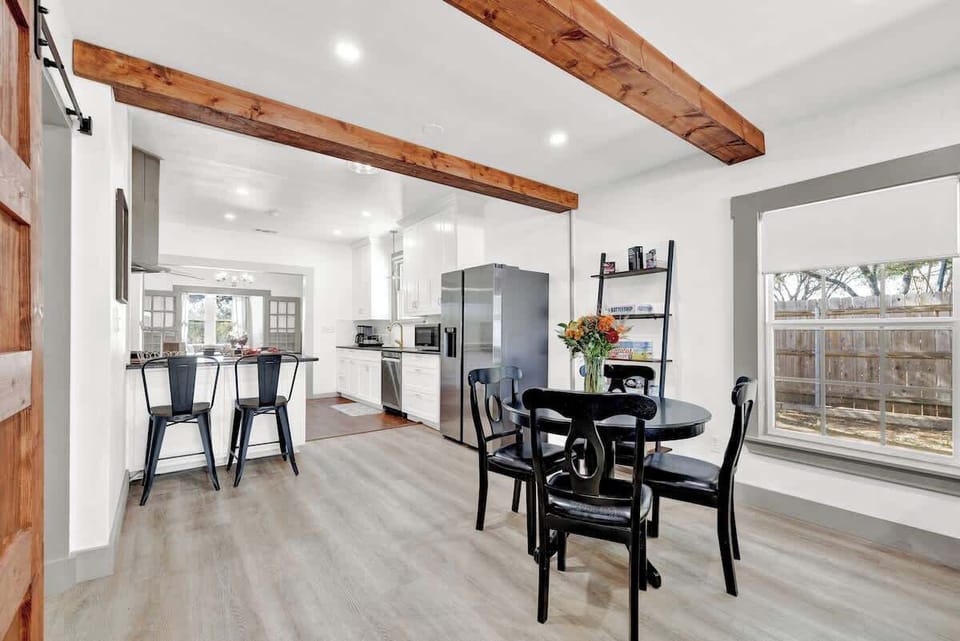 House, Multiple Beds, Pool Access, Pool View (106 East Nimitz) | Dining
