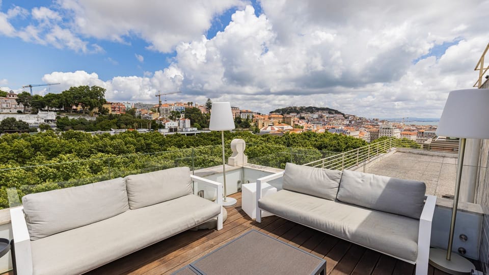 An outdoor living space to relax and enjoy time with friends or family. #sun #lovely #view #lisbon