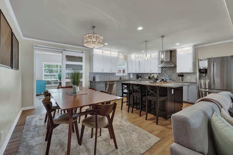 House, Multiple Beds, Hot Tub, City View (112 W Mulberry St) | Interior