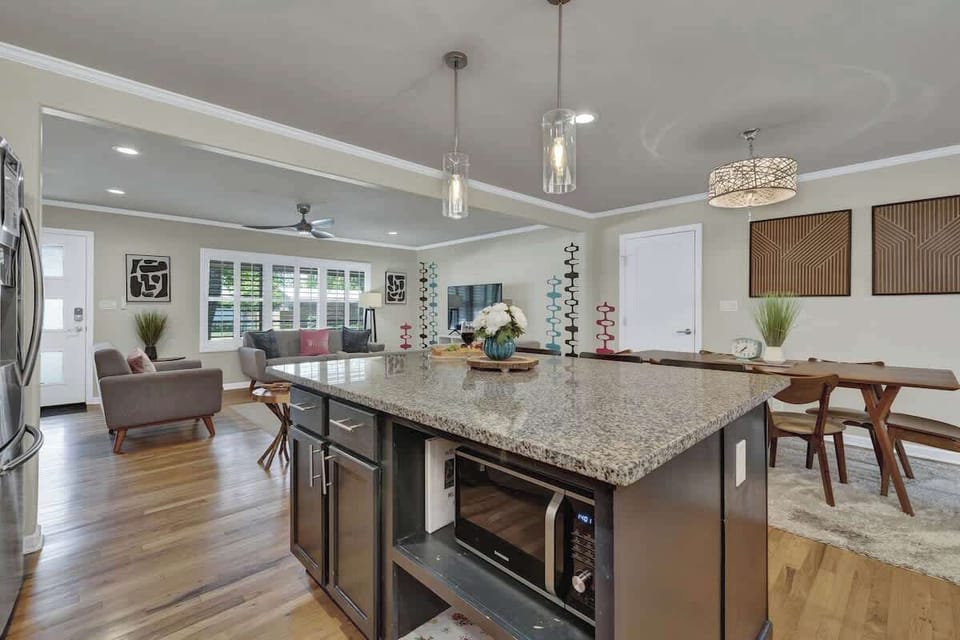 House, Multiple Beds, Hot Tub, City View (112 W Mulberry St) | Interior