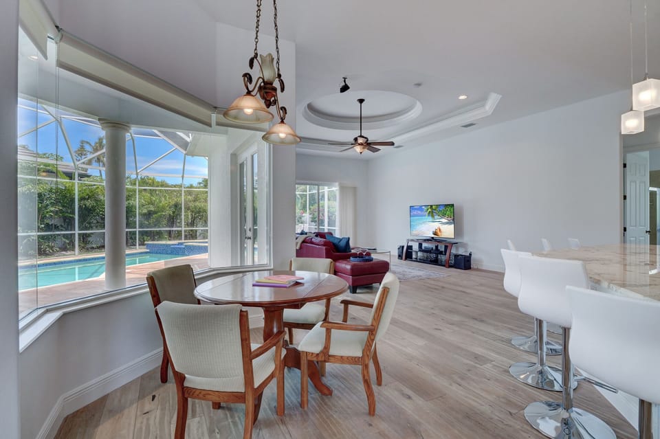 Palm Paradise breakfast nook off kitchen and living room