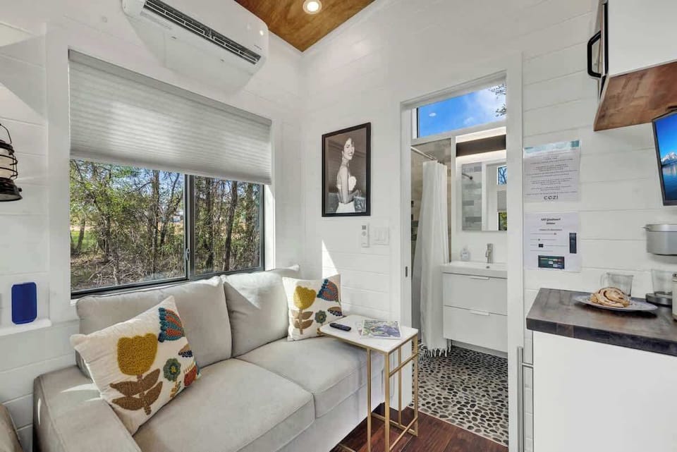 House, 1 King Bed | Living area